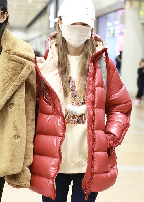 Mới đây, Lý Tiểu Lộ đã xuất hiện tại sân bay Bắc Kinh. Cô mặc áo phao màu đỏ, đội mũ trắng và bịt mặt kín mít.