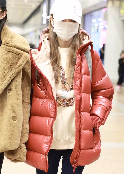 Mới đây, Lý Tiểu Lộ đã xuất hiện tại sân bay Bắc Kinh. Cô mặc áo phao màu đỏ, đội mũ trắng và bịt mặt kín mít.