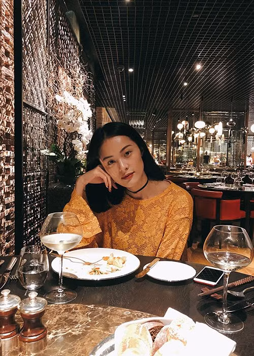 Chia sẻ hình ảnh cuối năm 2017, Hạ Vi để lại dòng chú thích: "Một năm tươi hơn hoa để năm sau đuề huề".