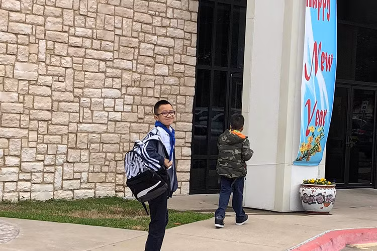 Hồng Ngọc chia sẻ về cậu con trai đầu lòng: “Bố không có nhà, mẹ chở anh hai đi học việt ngữ và thiếu nhi, bỏ con xuống nhìn con ra dáng thanh niên rồi. Thời gian trôi nhanh quá, thoắt cái các con sẽ có gia đình và ra xa vòng tay mẹ. Bởi vậy tại sao mẹ và bố phải gác bớt việc để phải có một trong hai bố mẹ bên cạnh các con ngay lúc này. Hãy là anh Hai thật giỏi, thật tốt để các em noi theo con nhé. Mẹ yêu con lắm con trai à”.