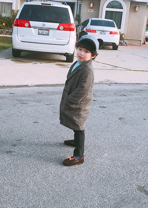 Con trai Diễm Hương bị sốt nhưng vẫn vui vẻ chụp ảnh.