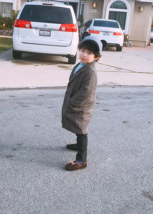 Con trai Diễm Hương bị sốt nhưng vẫn vui vẻ chụp ảnh.