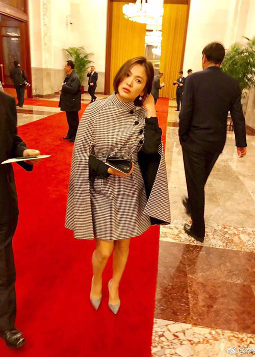 Nữ diễn viên phim "Hậu duệ của mặt trời" đẹp mặn mà, sang chảnh tại một sự kiện. Ảnh: Weibo