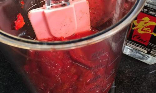 Cho hỗn hợp vào máy xay xay nhuyễn, rồi dùng dùng rây lọc tách bỏ bã.