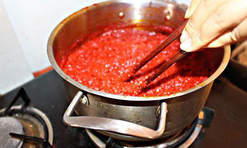 Cho hỗn hợp trên vào chảo đun sôi với lửa nhỏ, khuấy liên tục để nước và rượu bay hơi, phần thu được là tinh dầu gấc. (đun chừng 1,5 - 2 tiếng).