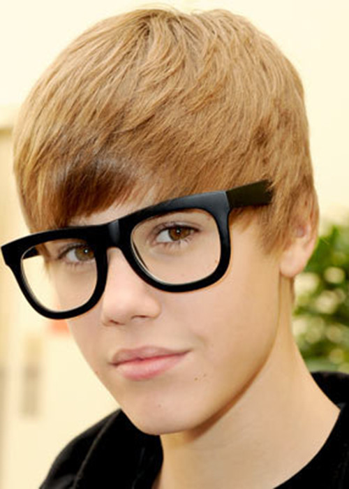 Nhờ giọng hát hay và vẻ ngoài điển trai, ở tuổi 13, Justin Bieber trở thành hiện tượng âm nhạc trên Youtube.