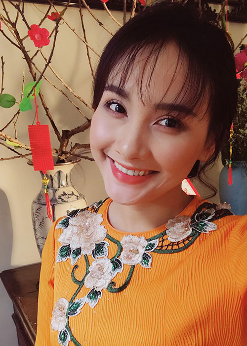 Theo Dân Việt, cát-sê sự kiện của Bảo Thanh ở mức 30 - 40 triệu đồng, mỗi lần livestream sản phẩm cô được trả gần 30 triệu đồng. Ảnh: FBNV