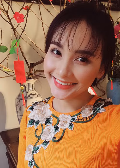 Theo Dân Việt, cát-sê sự kiện của Bảo Thanh ở mức 30 - 40 triệu đồng, mỗi lần livestream sản phẩm cô được trả gần 30 triệu đồng. Ảnh: FBNV