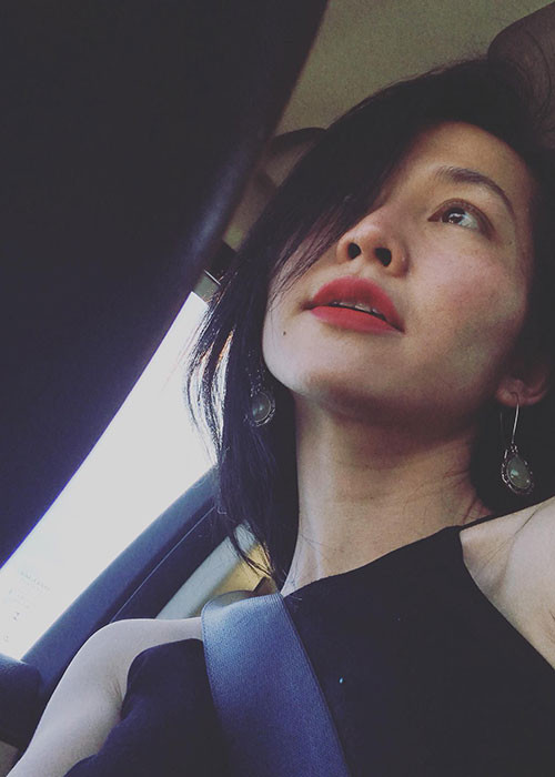 Kim Hiền chia sẻ: “Ông trời vốn dĩ luôn công bằng với mọi người, có vay có trả và dĩ nhiên chúng ta hãy hết mình sống nhiệt tình thì luôn được nhận tin tốt... từ mọi phía”.