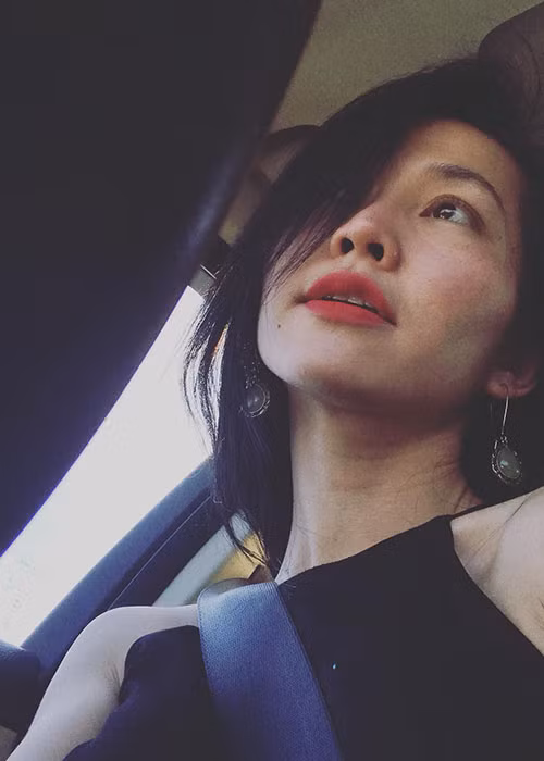 Kim Hiền chia sẻ: “Ông trời vốn dĩ luôn công bằng với mọi người, có vay có trả và dĩ nhiên chúng ta hãy hết mình sống nhiệt tình thì luôn được nhận tin tốt... từ mọi phía”.