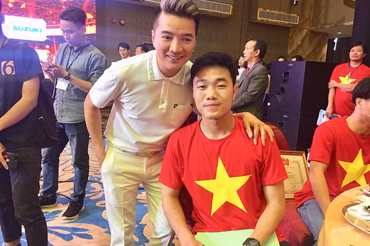 Ông hoàng nhạc Việt chụp ảnh kỷ niệm cùng Xuân Trường tại sự kiện.