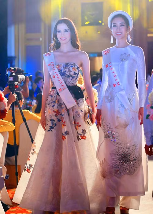 Tháng 10/2017, Đỗ Mỹ Linh sang Trung Quốc dự thi Hoa hậu Thế giới. Bước vào cuộc thi, cô luôn giữ vẻ tươi tắn trong tất cả các hoạt động.