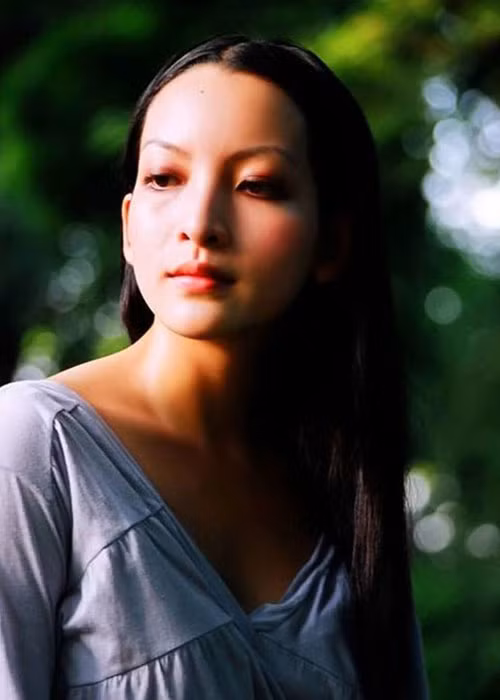 Nữ diễn viên múa Linh Nga sở hữu gương mặt sắc nét nhưng đượm buồn. Lập gia đình tại Việt Nam nhưng sau 1 năm, cô cùng chồng sang Mỹ định cư. Hiện Linh Nga có 2 cô con gái, một bé 15 tuổi, một bé lên 8. Cô hiện cũng sống cuộc sống của mẹ đơn thân.