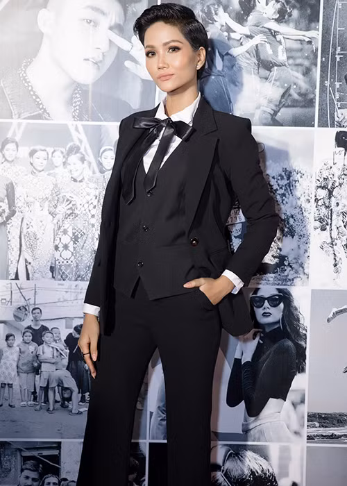 Đương kim Hoa hậu Hoàn vũ Việt Nam H’hen Niê xuất hiện đầy ấn tượng tại đêm Gala vinh danh và trao giải Wechoice Awards 2017 với chủ đề “Bình tĩnh sống”.