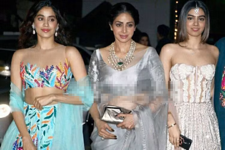 Trong 22 năm chung sống, Sridevi và nhà sản xuất Boney Kapoor có hai người con gái: Jhanvi và Khushi.
