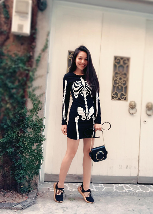 Nữ ca sĩ 37 tuổi khoe đôi chân thon khi xuống phố dạo chơi.