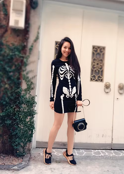 Nữ ca sĩ 37 tuổi khoe đôi chân thon khi xuống phố dạo chơi.