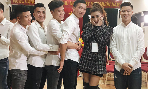 Huyền My bên các cầu thủ của U23 Việt Nam. Ảnh: FBNV