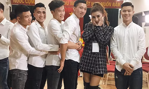 Huyền My bên các cầu thủ của U23 Việt Nam. Ảnh: FBNV