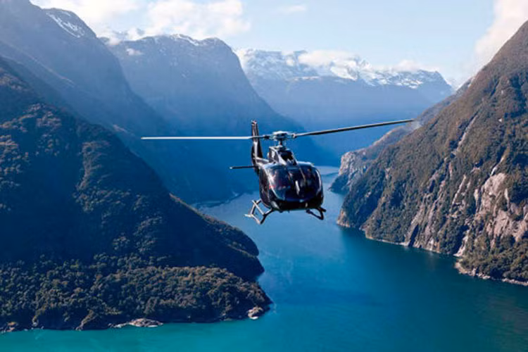 2. Dã ngoại bằng trực thăng ở New Zealand: Chuyến dã ngoại của bạn sẽ càng đặc biệt hơn nếu như được đi trên trực thăng. Bạn sẽ có cơ hội thỏa sức ngắm nhìn mọi vật bên dưới như hồ Wakatipu, dãy núi Alps phía Nam. Queenstown sẽ cung cấp các thiết bị để bạn ghi lại những khoảnh khắc cả hai trong ngày Valentine. Giá: 562$/ người