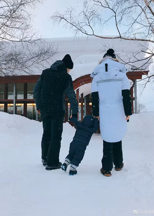 Mới đây, trên trang cá nhân, Huỳnh Hiểu Minh hạnh phúc khoe ảnh du xuân cùng vợ con. Ảnh: Weibo