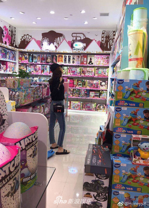 Dịp Tết, vợ chồng Huỳnh Hiểu Minh đưa con trai về quê của nam diễn viên để đoàn tụ người thân. Cặp đôi còn bị bắt gặp đi mua đồ chơi cho con. Ảnh: Webio