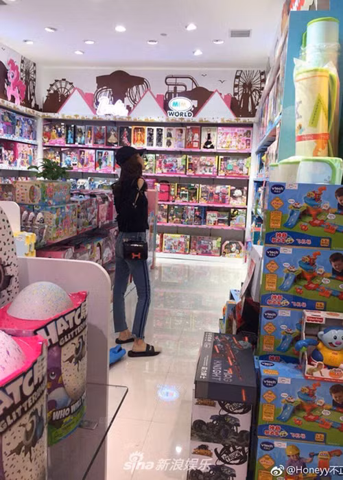 Dịp Tết, vợ chồng Huỳnh Hiểu Minh đưa con trai về quê của nam diễn viên để đoàn tụ người thân. Cặp đôi còn bị bắt gặp đi mua đồ chơi cho con. Ảnh: Webio