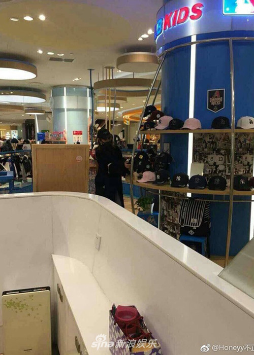 Angelababy diện trang phục giản dị và bịt kít mít khi xuất hiện bên chồng con tại siêu thị đồ chơi. Ảnh: Weibo