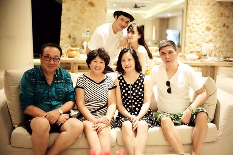 Huỳnh Hiểu Minh vốn có mối quan hệ rất tốt với bố mẹ và em trai của vợ. Ảnh: Weibo
