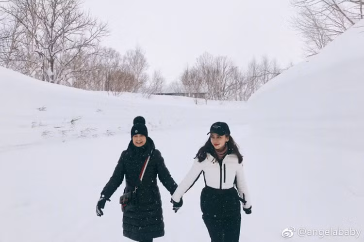 Trên trang cá nhân, Angelababy cũng chia sẻ hình ảnh nắm tay mẹ giữa khung cảnh tuyết trắng xóa. Ảnh: Weibo
