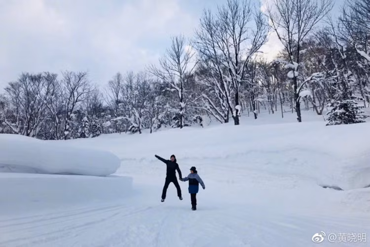 Hình ảnh Huỳnh Hiểu Minh nắm chặt tay mẹ khiến người hâm mộ thích thú. Ảnh: Weibo