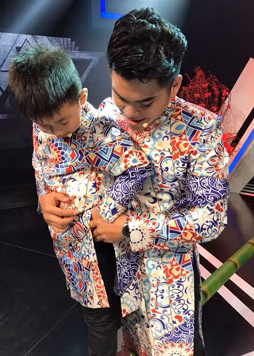 Trung Kiên cẩn thận chỉnh trang phục cho bé Cà Pháo trong lúc tập luyện cho một chương trình.