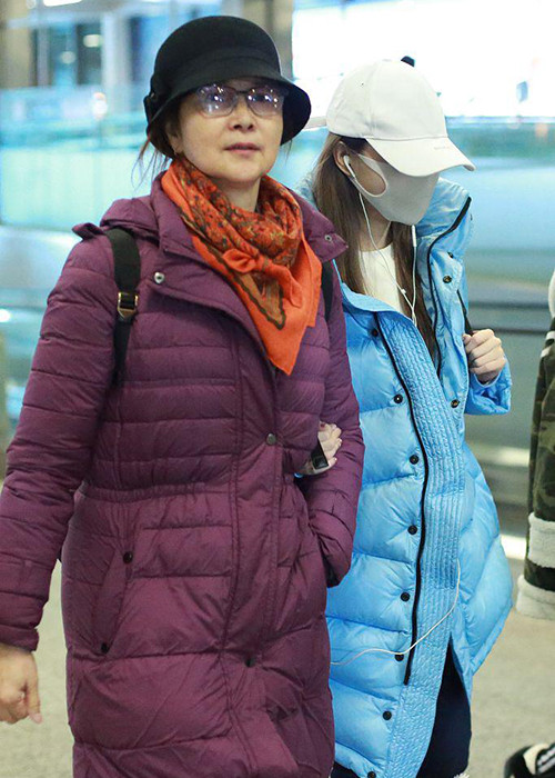 Hình ảnh Lý Tiểu Lộ khoác chặt tay mẹ tại sân bay cách đây không lâu.