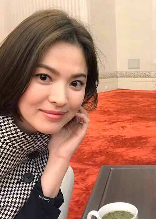 Dù gương mặt trông có vẻ tròn trịa hơn trước nhưng Song Hye Kyo vẫn được khen ngày càng đẹp mặn mà. Ảnh: FBNV