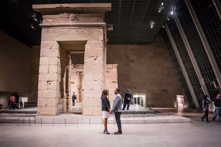 6. Một đêm đặc biệt tại bảo tàng Mỹ: Những người tham gia có thể chọn các tour du lịch trong các bảo tàng hàng đầu tại 5 thành phố bao gồm bảo tàng lịch sử Hoa Kỳ, viện nghệ thuật Chicago...Những cặp đôi sẽ được tiết lộ một số bí mật đằng sau nơi mình tham quan. Hơn nữa, họ sẽ còn nhận được rượu và socola hảo hạng. Giá: 599$/ cặp đôi