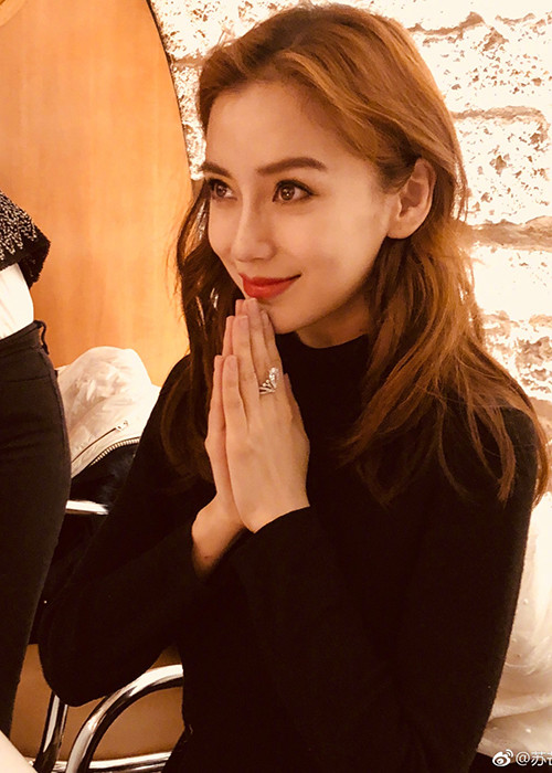 Nữ diễn viên 8x tươi rói trong ngày sinh nhật.