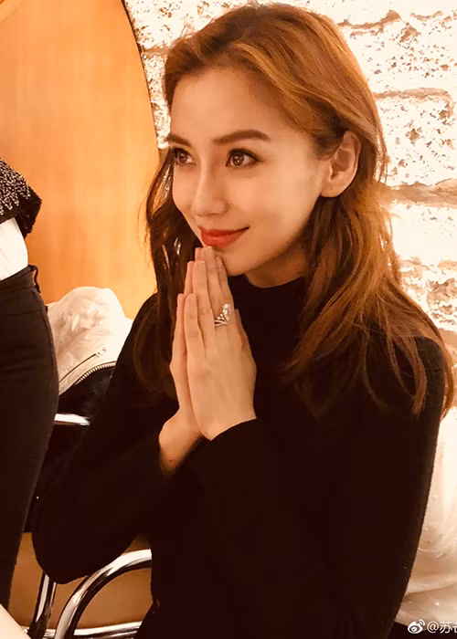 Nữ diễn viên 8x tươi rói trong ngày sinh nhật.