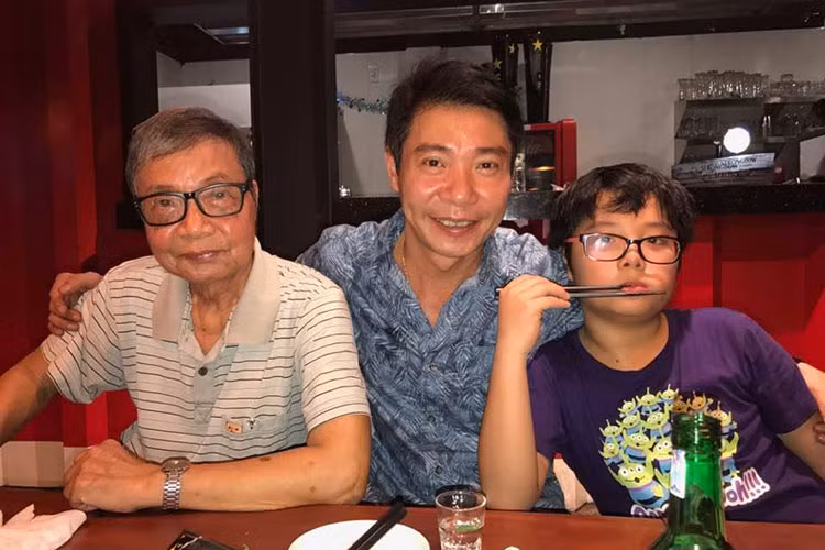 Công Lý vui vẻ chụp ảnh cùng bố và con trai Gia Bảo trong ngày Giáng sinh.