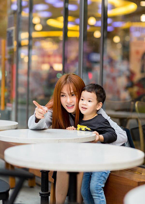 Thu Thủy tâm sự: “8 tháng nay mẹ vẫn gồng gánh lo cho con mọi thứ. Con ơi cho mẹ mượn bờ vai nhỏ bé của con để mẹ được dựa vào đi con trai”.