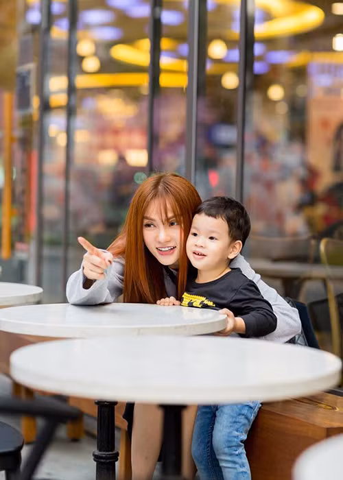 Thu Thủy tâm sự: “8 tháng nay mẹ vẫn gồng gánh lo cho con mọi thứ. Con ơi cho mẹ mượn bờ vai nhỏ bé của con để mẹ được dựa vào đi con trai”.