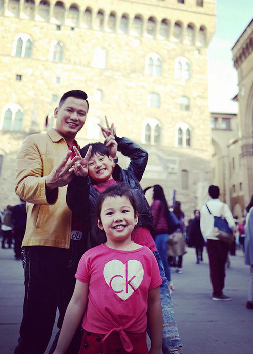 Con gái của Jennifer Phạm tươi rói bên bố và anh trai Bảo Nam trong chuyến đi chơi.
