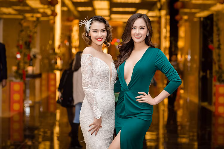 Hình ảnh Mai Phương Thúy đọ sắc cùng "gái một con" Hồng Quế tại sự kiện ở Hà Nội.