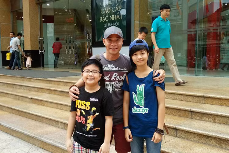 Bé Tít và bé Kiến hiện sống với mẹ của mình mà không ở cùng với bố.