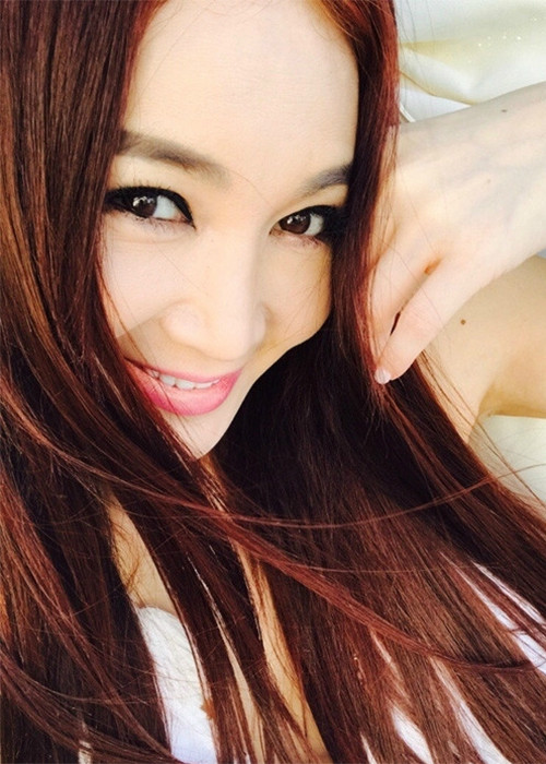 Ôn Bích Hà và chồng từng ly thân vào năm 2017 nhưng nhanh chóng tái hợp. Sau 18 năm kết hôn, cả hai không sinh con mà nhận nuôi một bé trai.