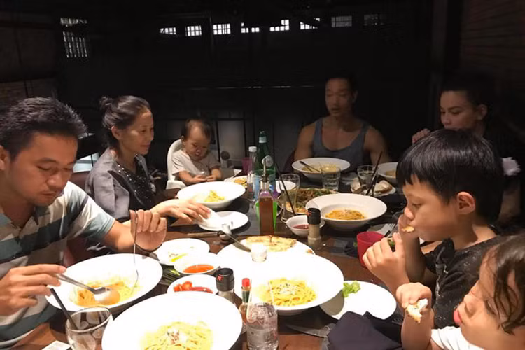 Nam diễn viên thường xuyên góp mặt trong các buổi đi chơi, ăn uống cùng gia đình bạn gái. Ảnh: FBNV