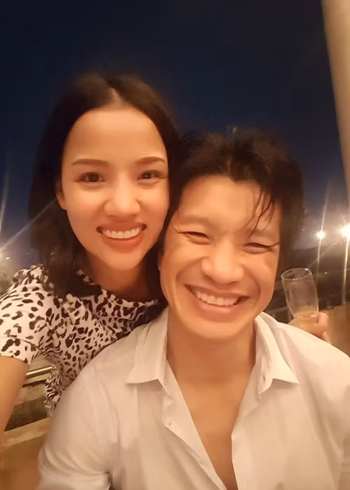 Về phía Dustin Nguyễn, anh khen ngợi vợ có những phẩm chất tốt mà theo anh khó tìm thấy ở phụ nữ có nhan sắc.