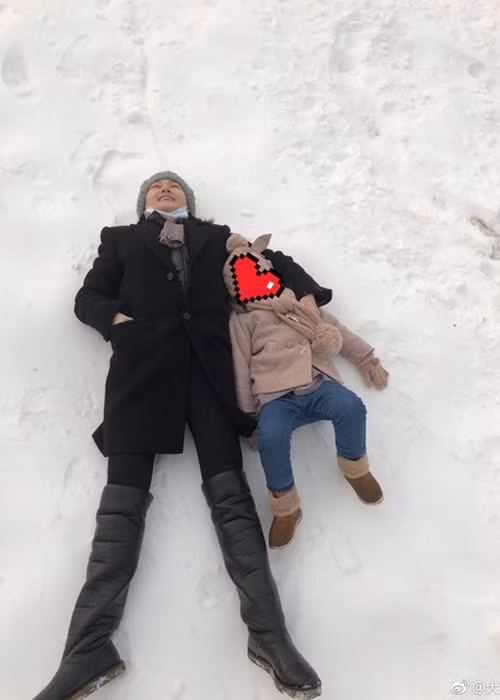 Đại S mỉm cười hạnh phúc trong buổi trượt tuyết cùng ông xã đại gia và các con.