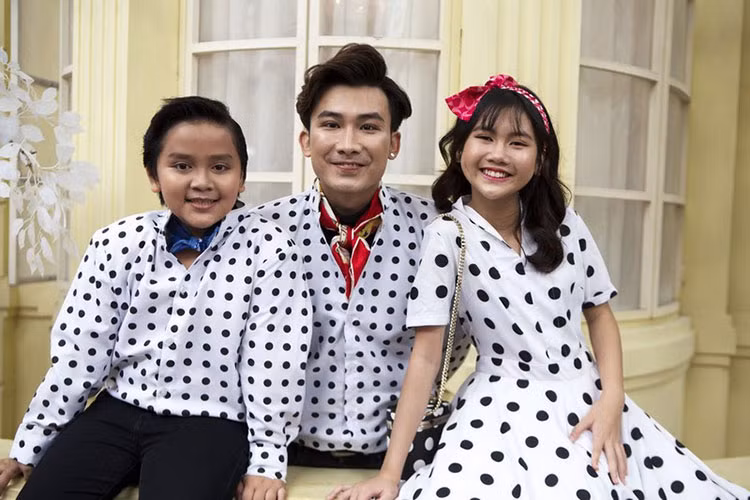 Đáng chú ý, trong MV, Chí Thiện cùng 2 học trò diện trang phục chấm bi của thập niên 60 và trình diễn những điệu nhảy cực đáng yêu. Ảnh: Hoa học trò