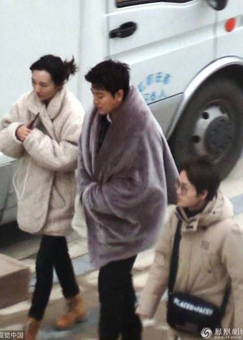 Mới đây, xuất hiện trên phim trường, nam diễn viên trùm chăn vì lạnh. Ảnh: Ifeng