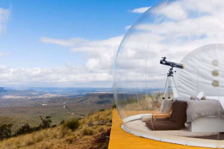 7. Bong bóng và lều lưới ở Australia: Bạn có muốn được ngủ trong chiếc lều bong bóng dưới hàng ngàn ngôi sao không. Nằm cách Sydney khoảng 200km, Bubble Tent nằm trên một trang trại cách biệt nhìn ra phía trước là những hẻm núi khổng lồ. Tất cả các lều ở đây đều được đặt tên và có tính năng riêng biệt.